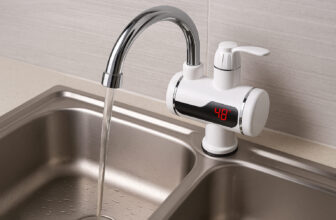 Бял проточен бойлер с хромиран чучур и дисплей, показващ 48°C, монтиран на мивка в кухня