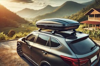 изображение на таванен багажник (автобокс) за кола, монтиран на покрива на превозно средство в живописна обстановка