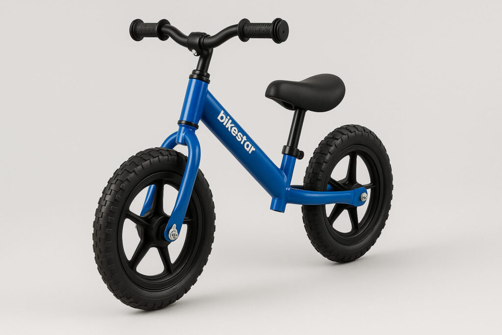 Синьо детско баланс колело с черни гуми и седалка, заснето на сив фон