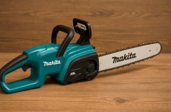 Акумулаторна резачка Makita с характерен син цвят, поставена върху дървена повърхност.