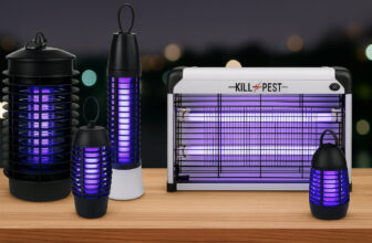 Четири различни модела UV лампи против комари и мухи с лилава светлина, подредени върху дървена повърхност с нощен фон.