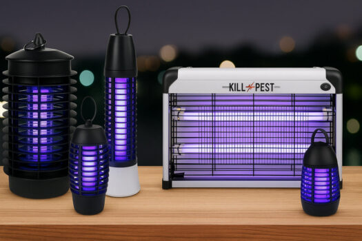 Четири различни модела UV лампи против комари и мухи с лилава светлина, подредени върху дървена повърхност с нощен фон.