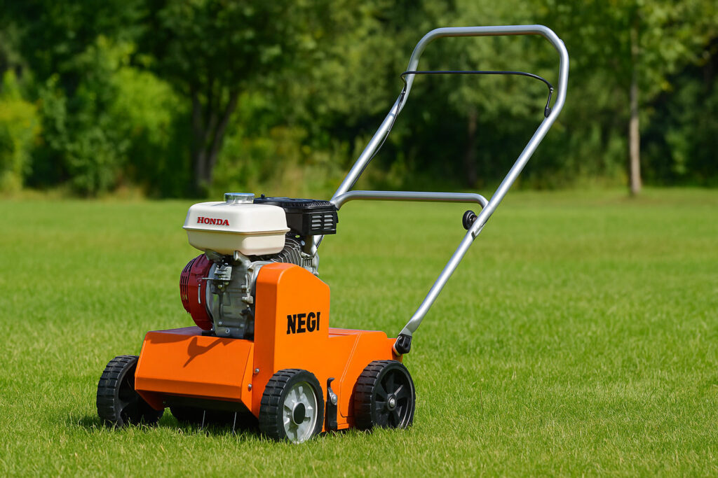 Оранжев аератор с бензинов двигател Honda GX200 върху зелена морава в слънчев ден.