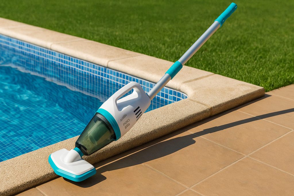 Бяла и синя ръчна прахосмукачка с телескопична дръжка, поставена до малък плочкиран басейн на фона на зелена морава