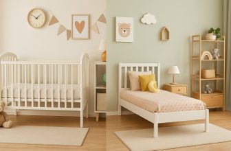 Сравнителна сцена с бебешка кошара отляво и детско легло в детска стая отдясно.