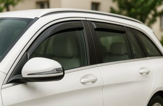 Близък кадър на прозорците и ветробраните на бял Mercedes комби, заснет от страната на шофьора.