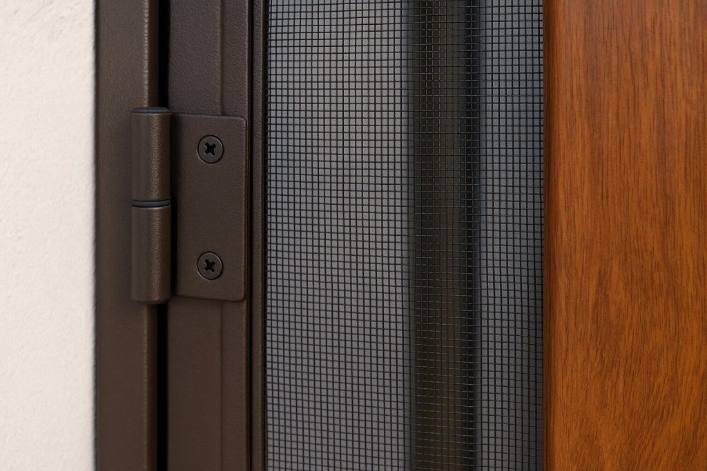 Панти на комарник за врата в близък план с закрепване към дървена каса.