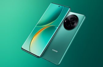 Смартфон Honor Magic 5 Lite с изглед отпред и отзад върху зелен фон.