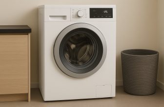 Бяла пералня със сушилня 2 в 1 до шкаф и кош за пране в светъл кът