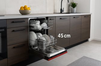 Отворена съдомиялна 45 см в модерна кухня с подредени съдове