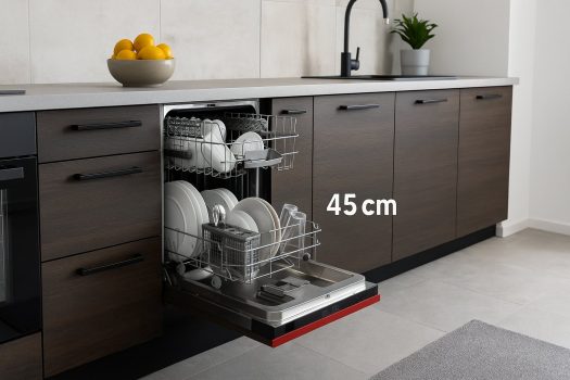 Отворена съдомиялна 45 см в модерна кухня с подредени съдове