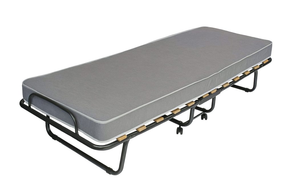 Сгъваемо легло с дебел сив матрак и черна рамка на бял фон