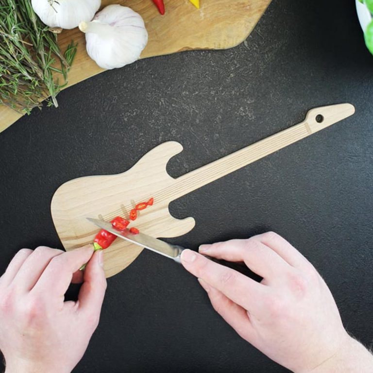 Дървена шпатула и дъска за рязане – Китара