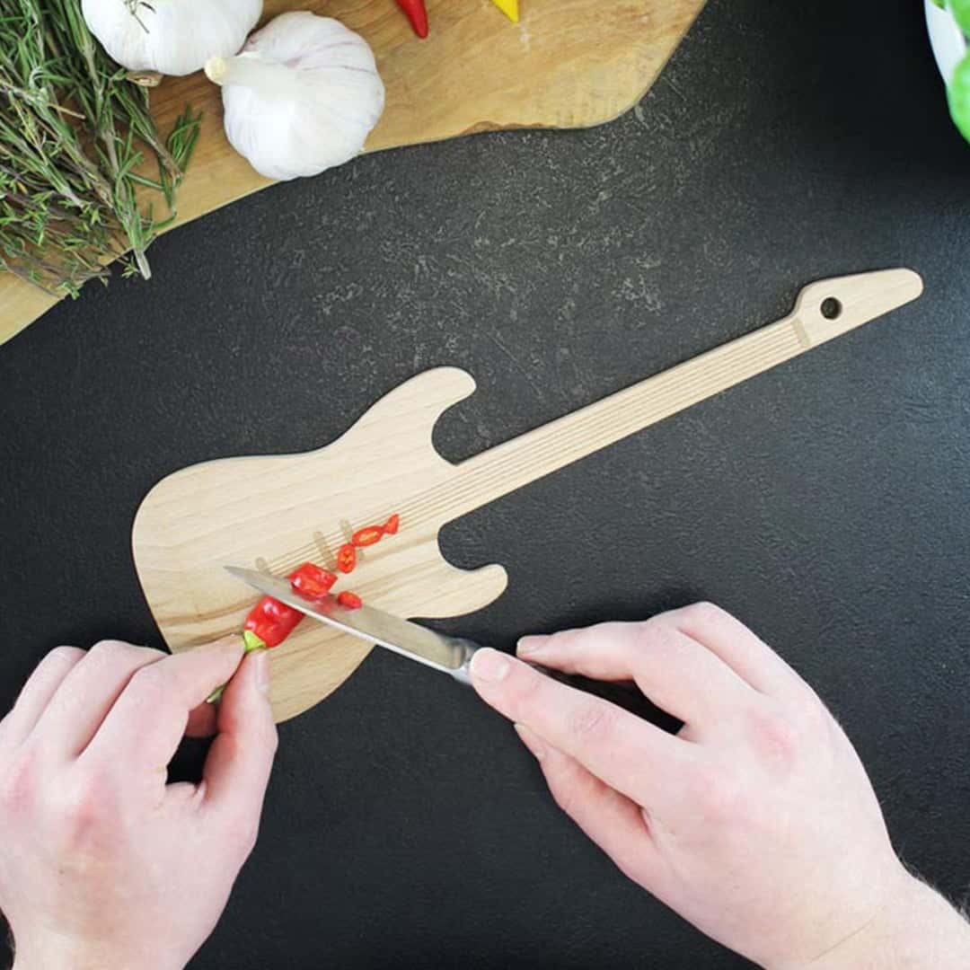 Дървена шпатула и дъска за рязане – Китара