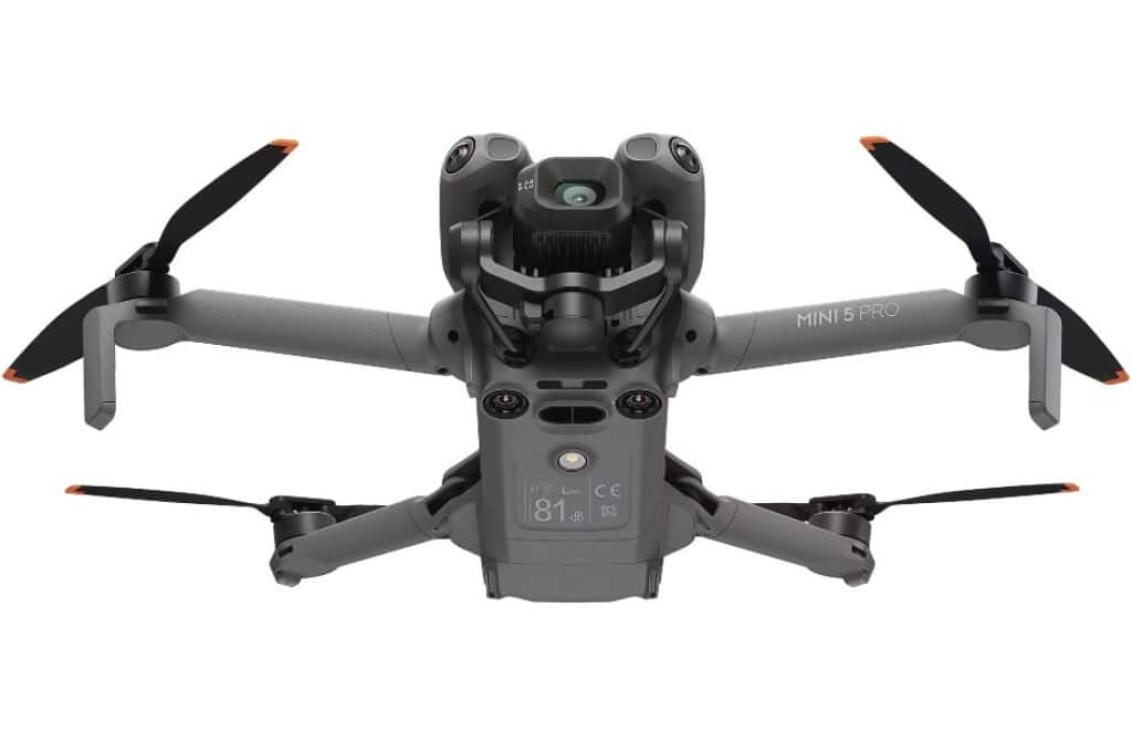 DJI Mini 5 Pro отпред: триосният гимбал с камерата и визуалните датчици над него