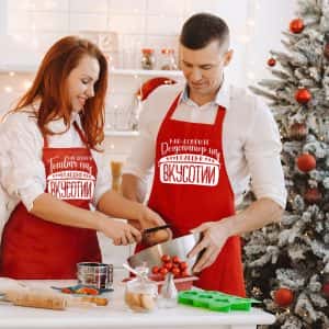 Червена престилка с надпис “Коледни вкусотии”