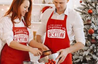 Червена престилка с надпис “Коледни вкусотии”