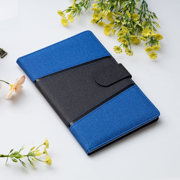 Тефтер с магнитно закопчаване – Азур