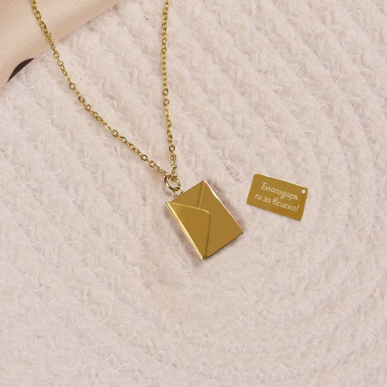 Колие плик с тайно послание и име