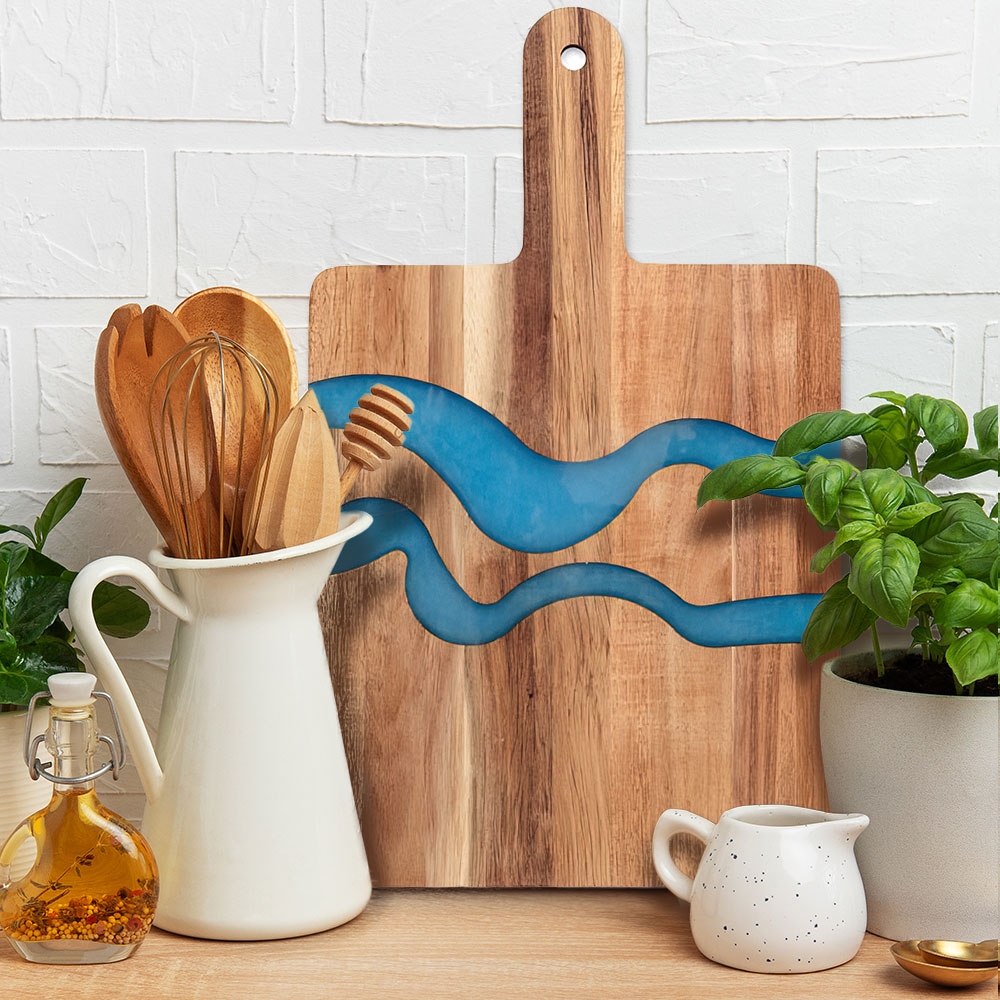 Дъска за сервиране от акация с епоксидна смола и персонален надпис