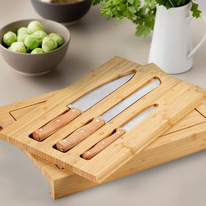 Бамбукова дъска с кухненски ножове и скрито чекмедже