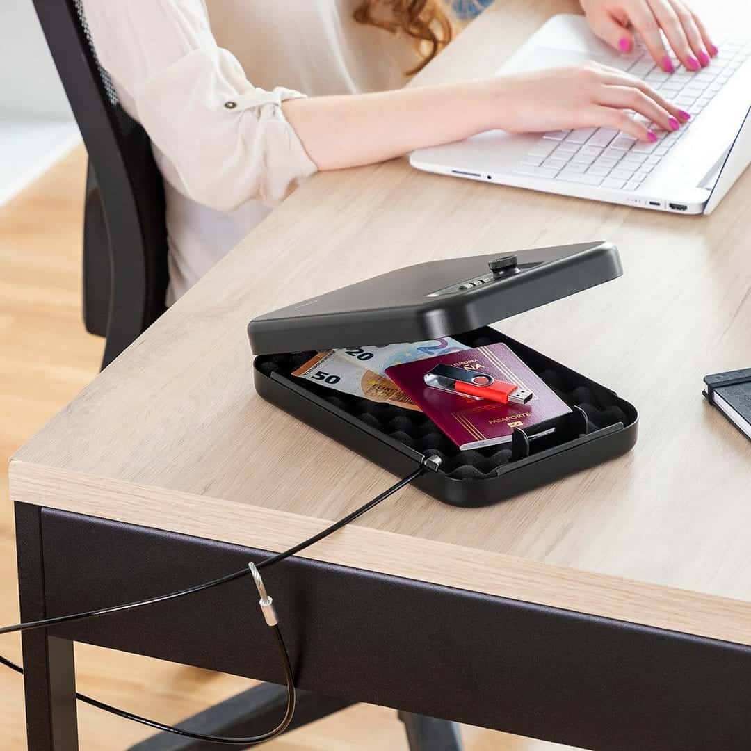 Кутия за Ценности с Код и Кабел