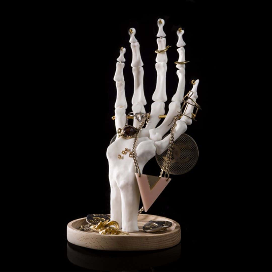 Поставка за Пръстени и Бижута – Ръка