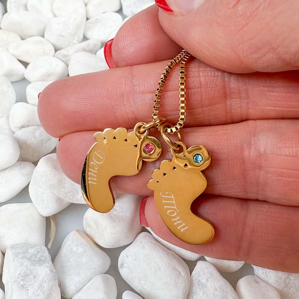 Персонализирано колие Бебешки стъпки с гравиране на имена