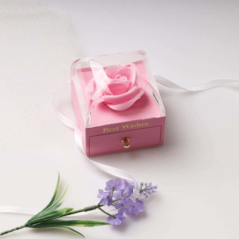 Подаръчна кутийка с роза – Нежни моменти