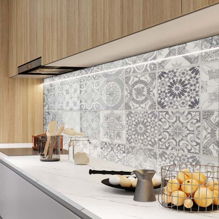 Стъклен гръб за кухня с винтидж плочки в сиво