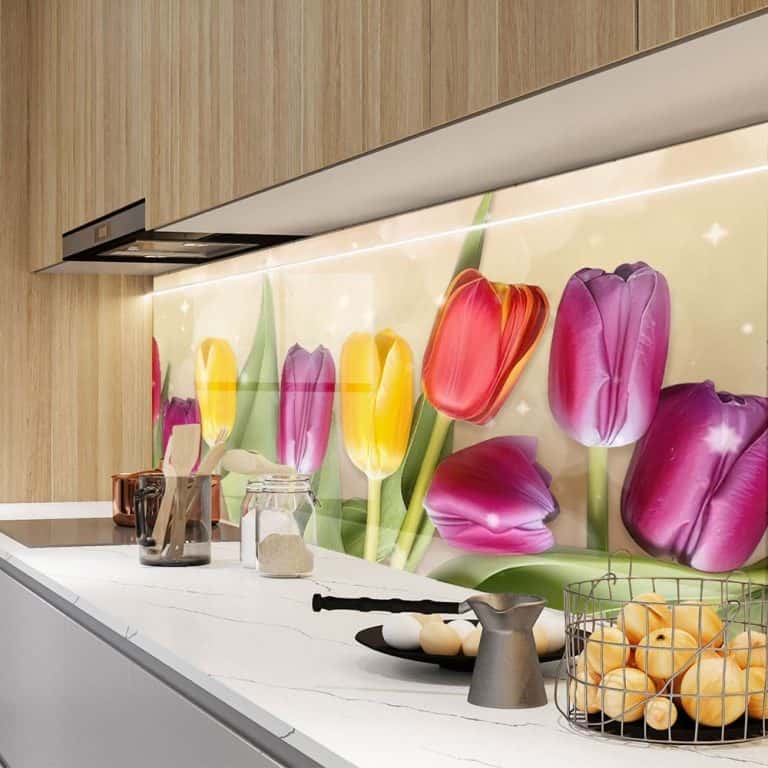 Стъклен гръб за кухня с цветни лалета