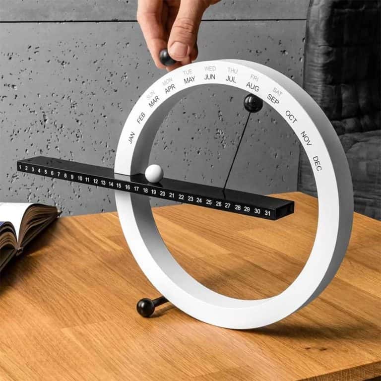 Вечен Магнитен Календар за Стена и Бюро