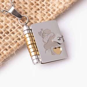 Колие книга „Любима моя“ – послание, което се носи близо до сърцето