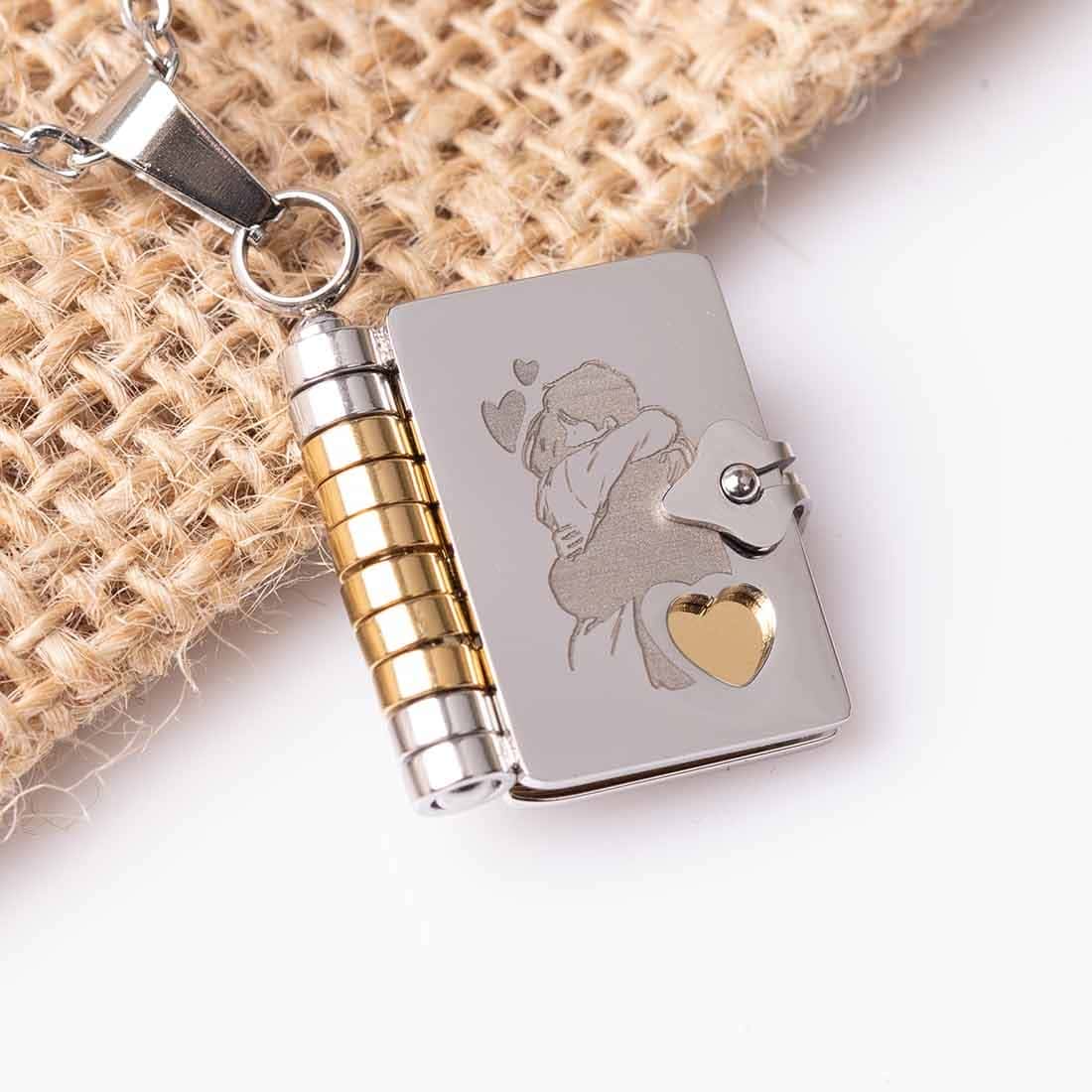 Колие книга „Любима моя“ – послание, което се носи близо до сърцето