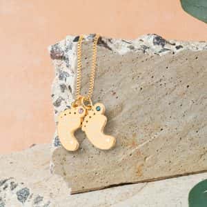 Колие с детски крачета и камъчета – персонализиран подарък за мама