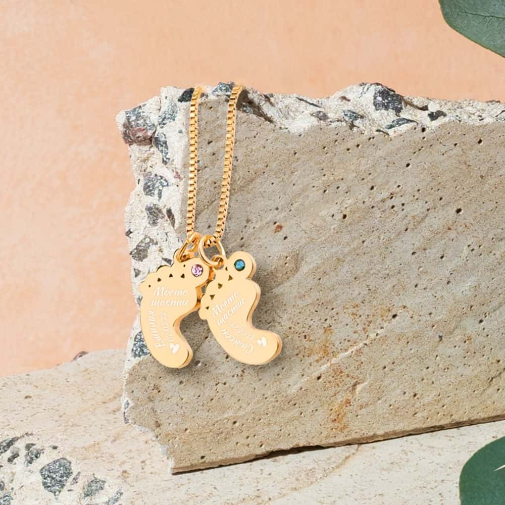 Колие с детски крачета и камъчета – персонализиран подарък за мама