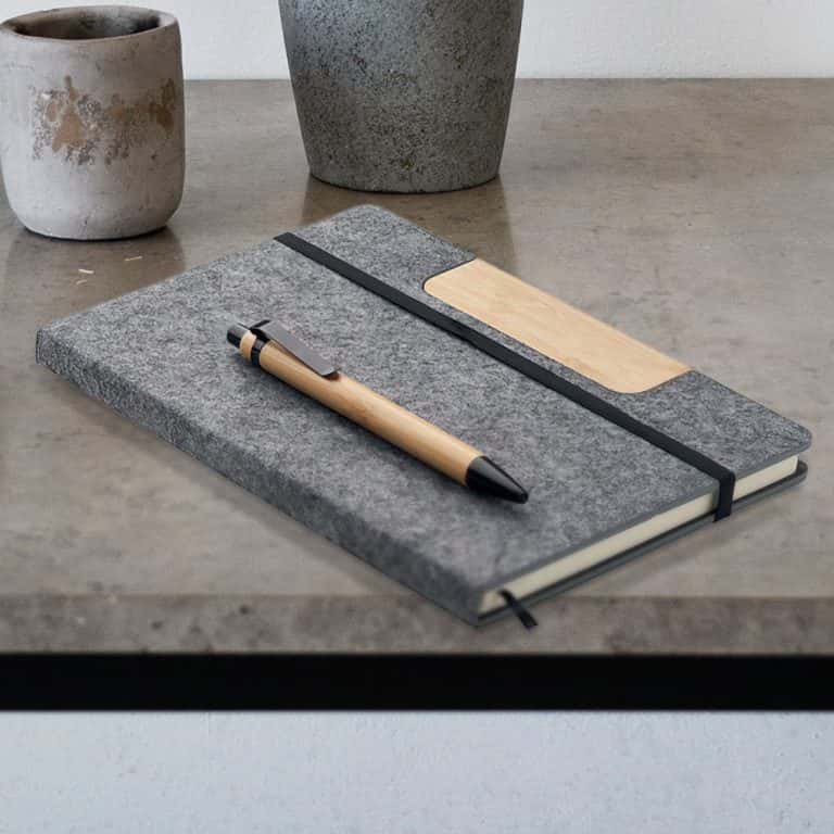 Тефтер с твърди корици и бамбукова химикалка