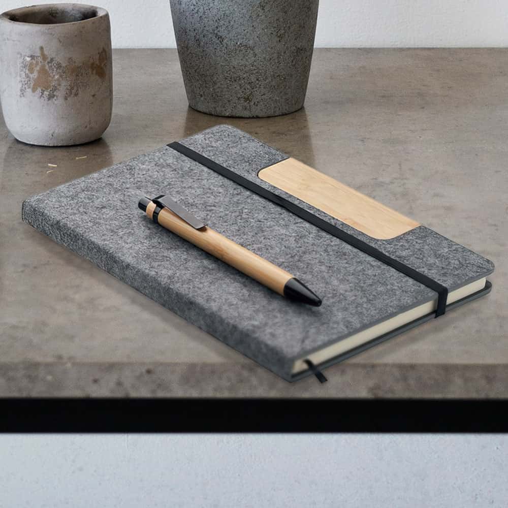 Тефтер с твърди корици и бамбукова химикалка