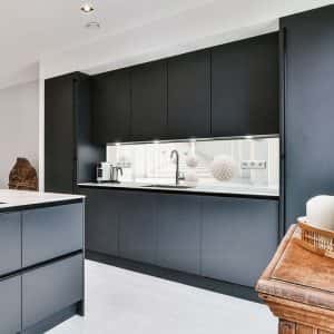 Гръб за кухня – Бели триизмерни сфери