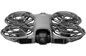 DJI Neo 2 със сиви предпазители около четирите витла, погледнат отпред към камерата